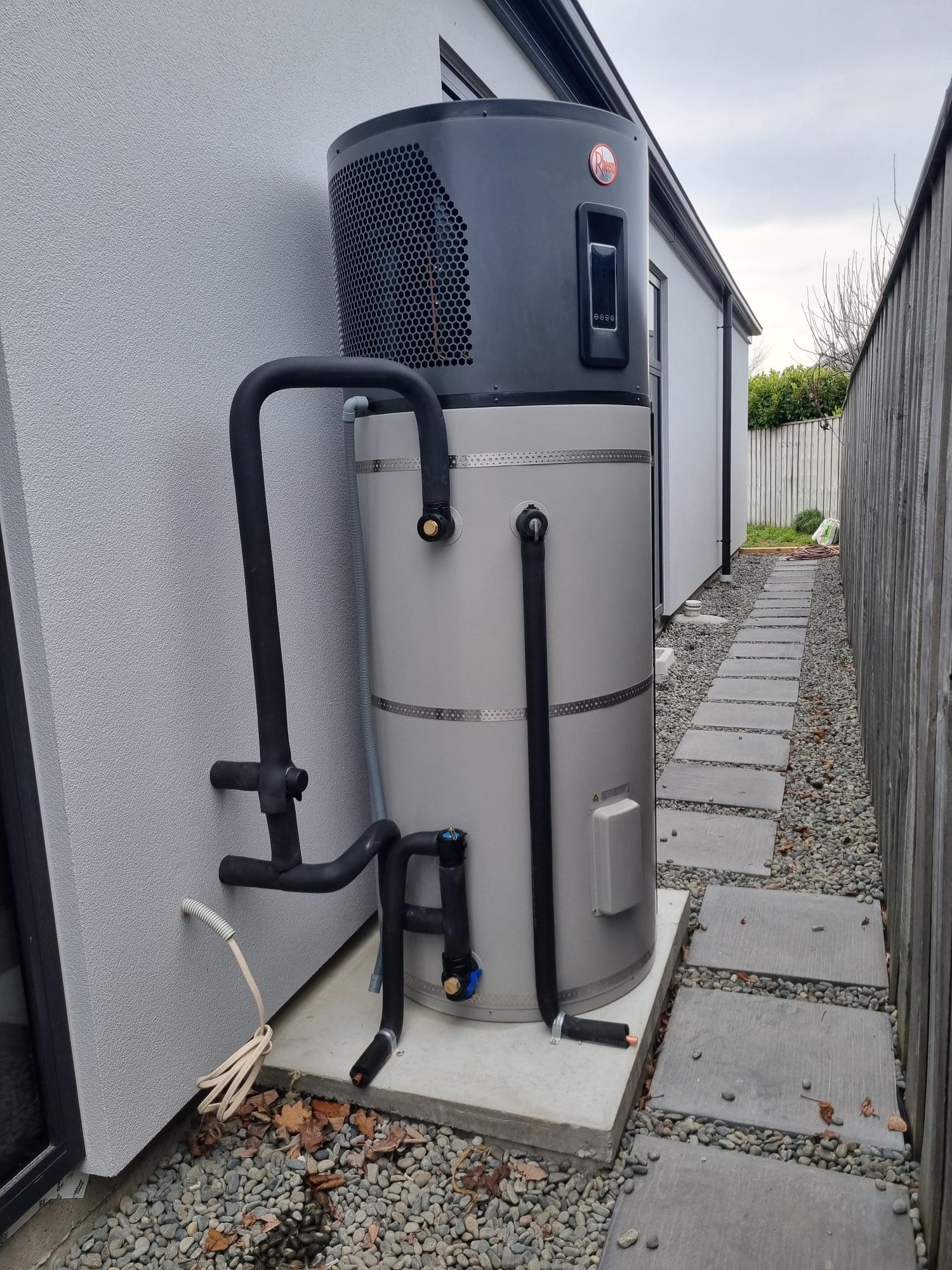 Heat pump hot water system